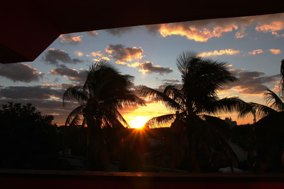 Aber es gibt auch schöne Bilder / Sonnenuntergang Chateau Miramar by Be Live