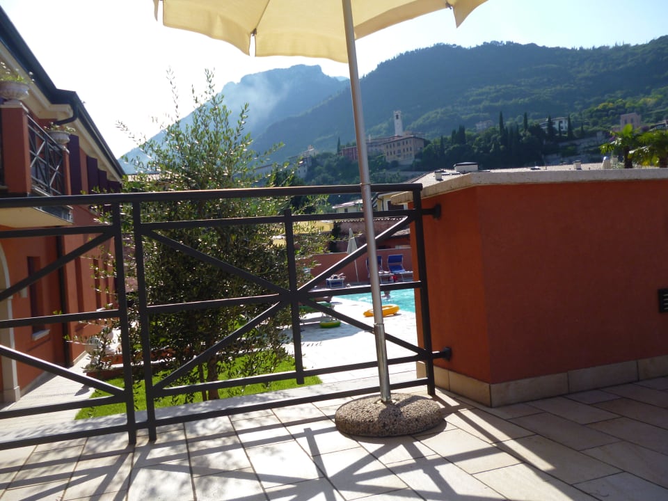 Blick zum Berg mit Kirchturm beim Pool Hotel Bogliaco