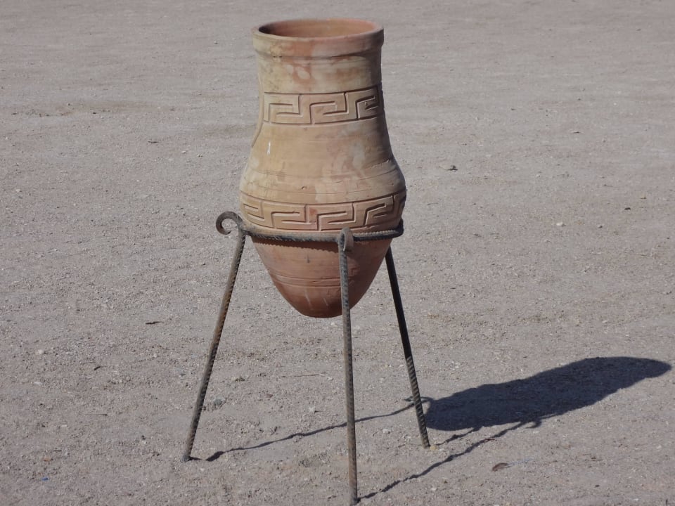 Урна для мусара на пляже Regency Plaza Aqua Park & Spa