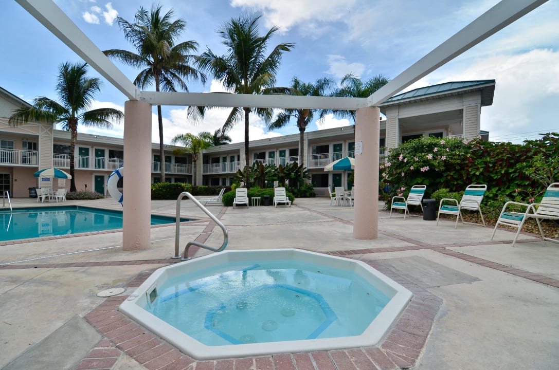 The hot tub and pool Best Western Gateway to the Keys