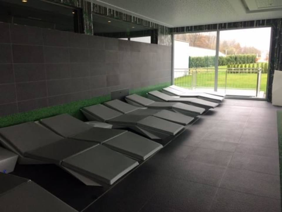 Liegen am Erwachsenenpool AIGO welcome family