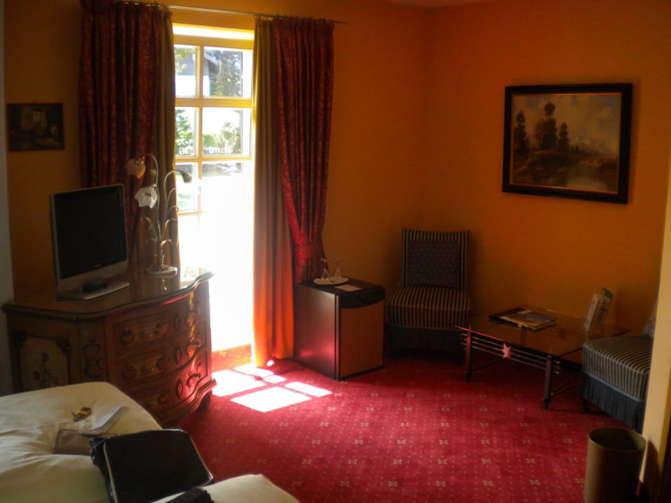 Sitzmöglichkeit und Tür zur Terrasse Hotel Edelweiss Garni