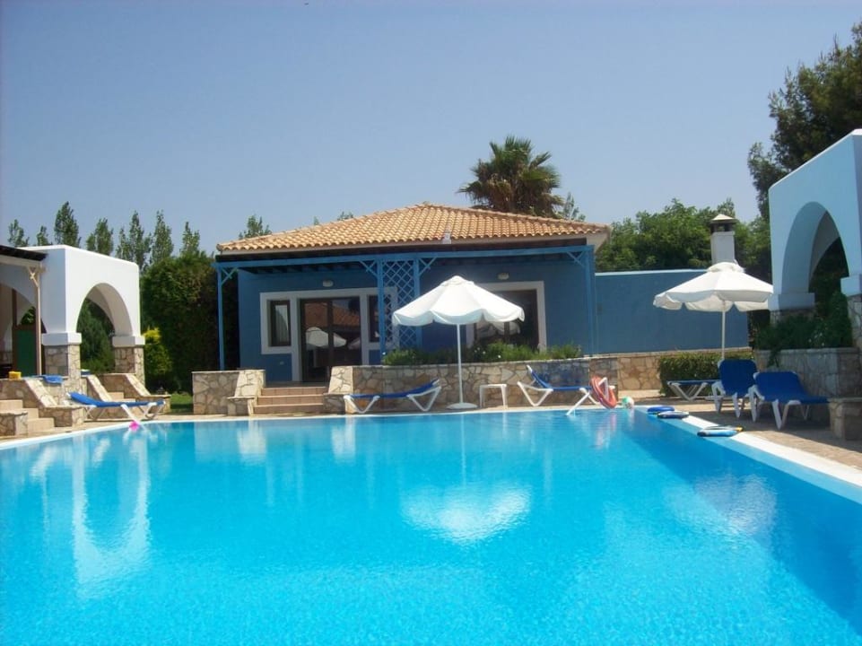Vue de la piscine et d'un bungalow Aldemar Olympian Village