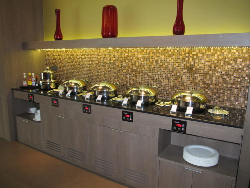 Warme Gerichte beim Frühstück Hotel Novotel Bangkok On Siam Square