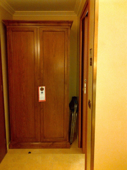 Eingangsbereich mit Schrank Hotel Galles