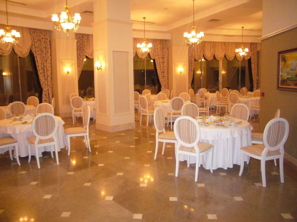 Elegant dinning room Saphir Resort & Spa