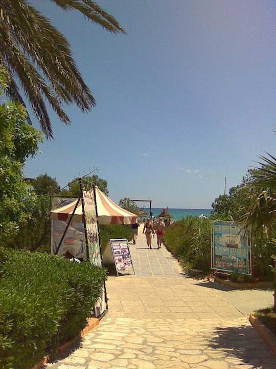 Weg vom Pool zum Strand El Ksar Resort & Thalasso