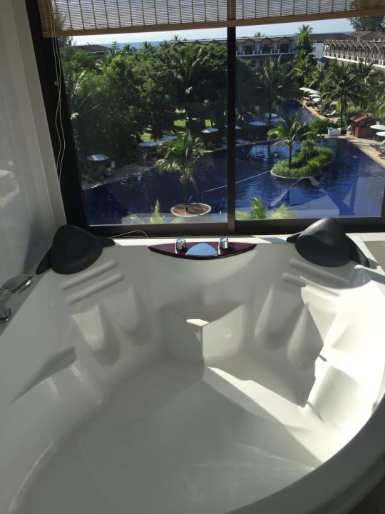 Badewanne mit Blick auf den Pool Sunprime Kamala Beach