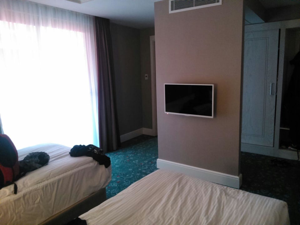 Der Fernseher im Familienzimmer  Royal Taj Mahal Hotel