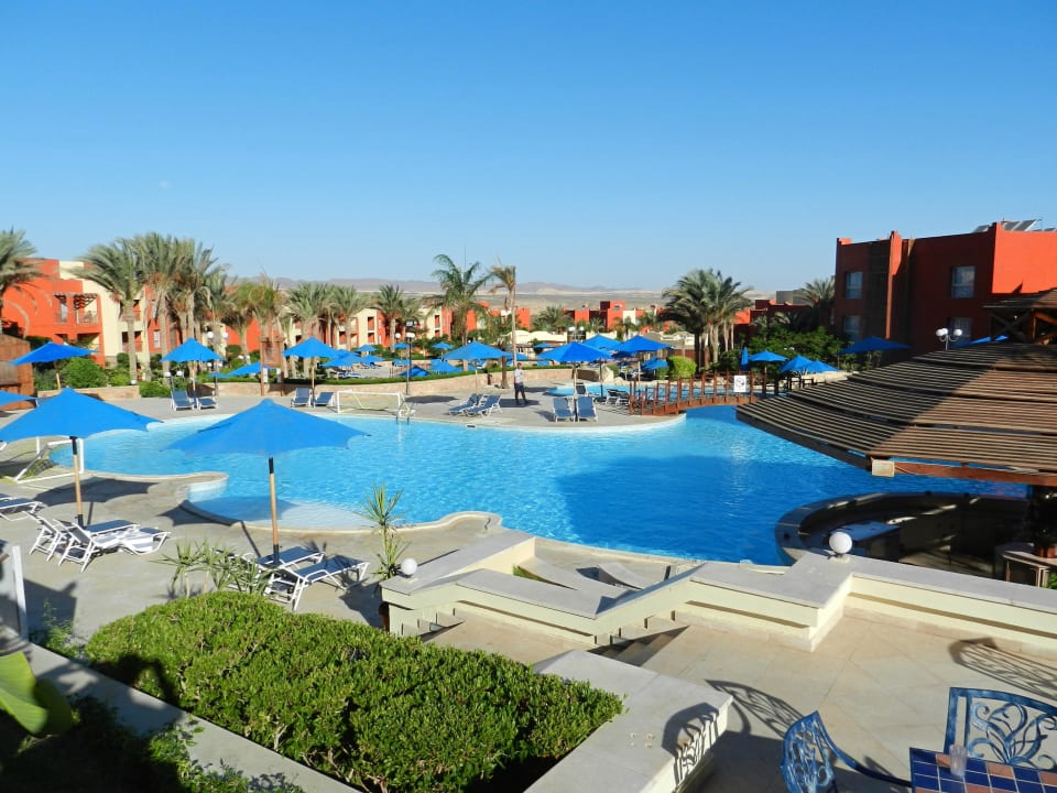 Vnitřní čast hotelu s bazény SUNRISE Cardina Resort