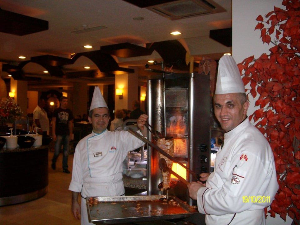 Chef-Koch am Grill Telatiye Resort
