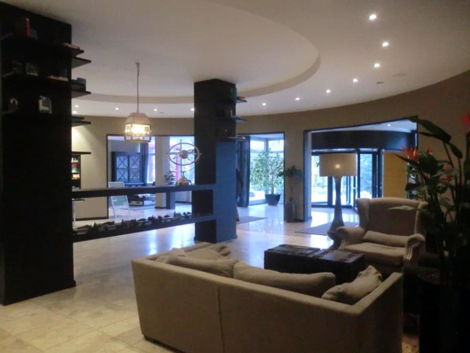 An der Rezeption im Eingangsbereich Wyndham Garden Lahnstein Koblenz Hotel