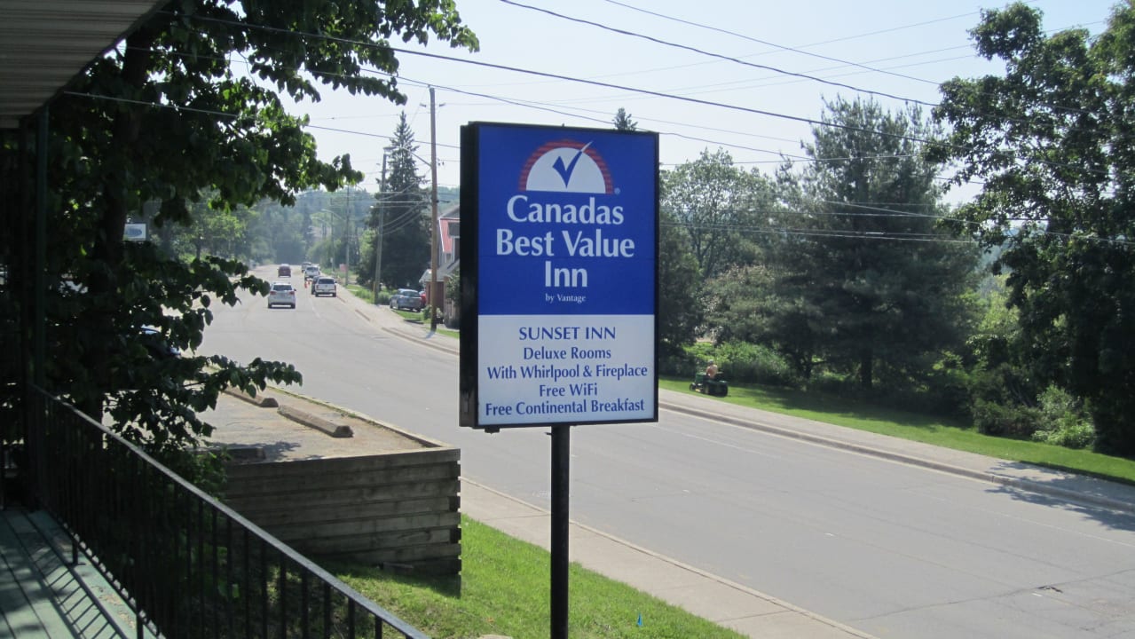 Die Straße ist nicht sehr stark befahren Knights Inn Huntsville