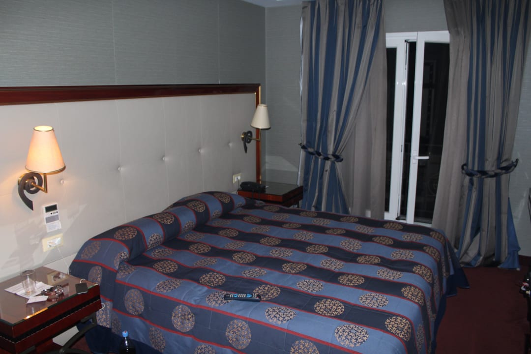 Bett im Zimmer Piraeus Theoxenia Hotel