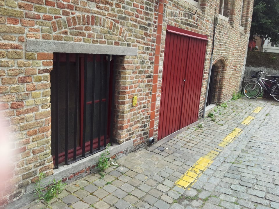 Slecht verzorgde voorkant van  hotel Hotel Ter Brughe