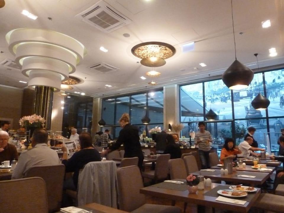Restaurant während des Frühstücks Continental Hotel Budapest