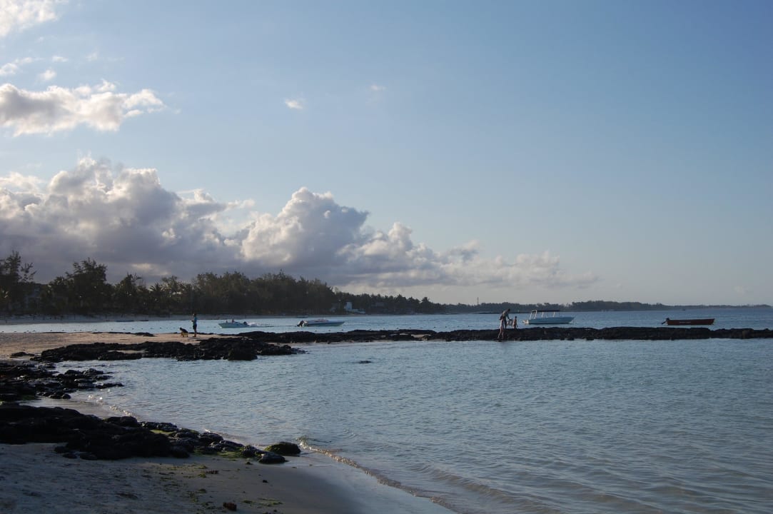 Immer am Stand entlang Crystals Beach Resort Belle Mare, a member of Radisson Individuals