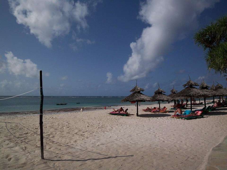 Strand mit Wolken Hotel Southern Palms Beach Resort