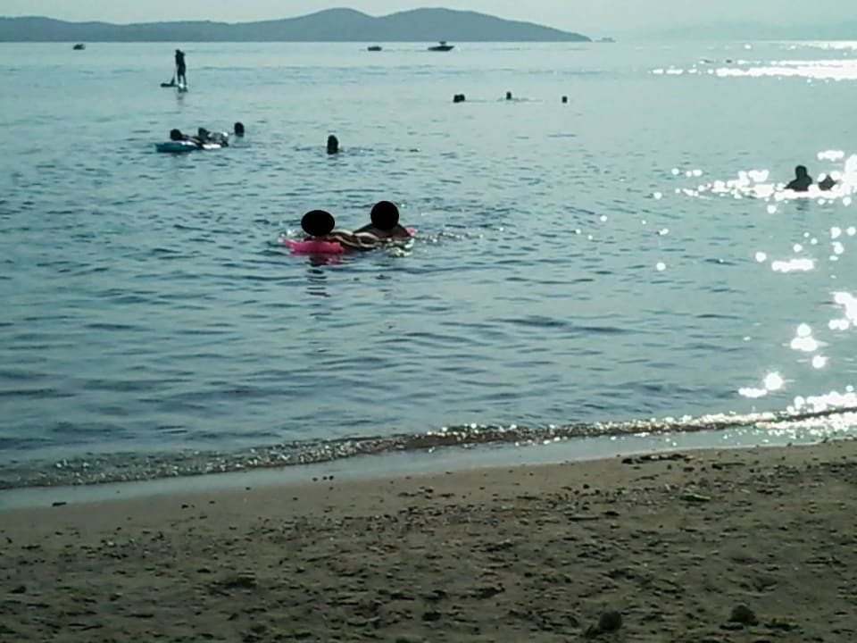 Etwas steinig aber super klares Wasser Akrathos Beach Hotel