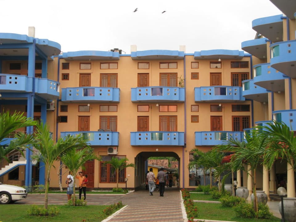 Вид на отель с бассейна Hotel Rani Beach