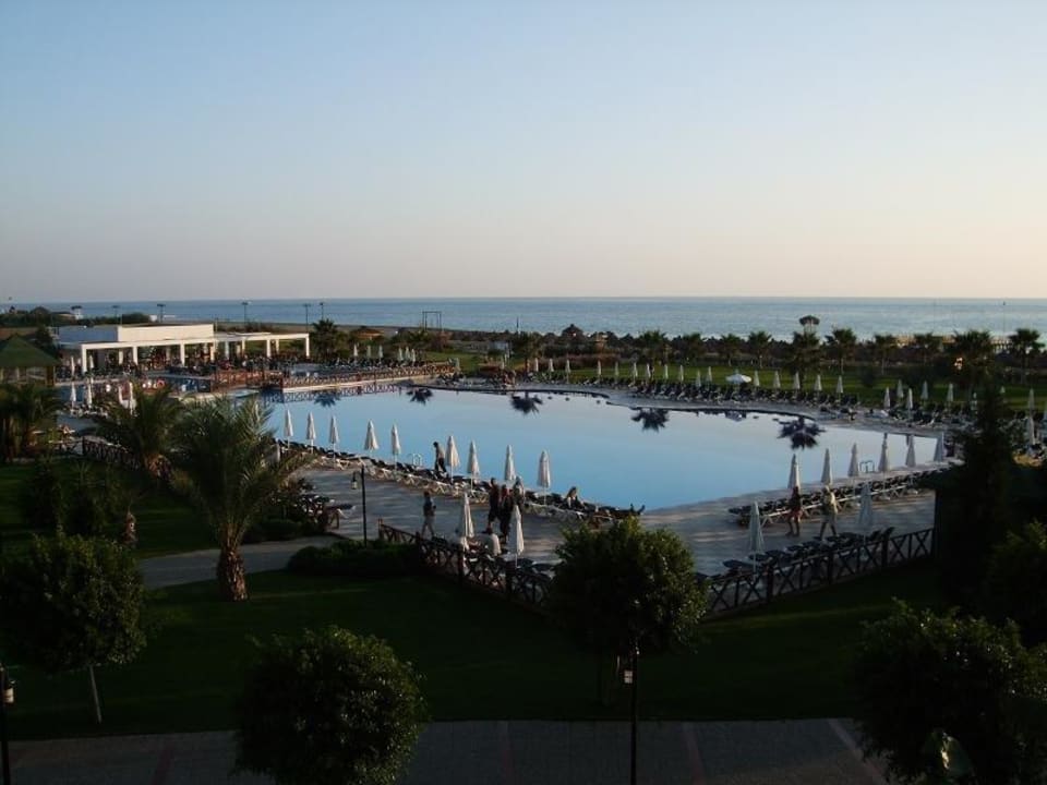 Blick von der Terrasse auf den Hauptpool Voyage Belek Golf & Spa