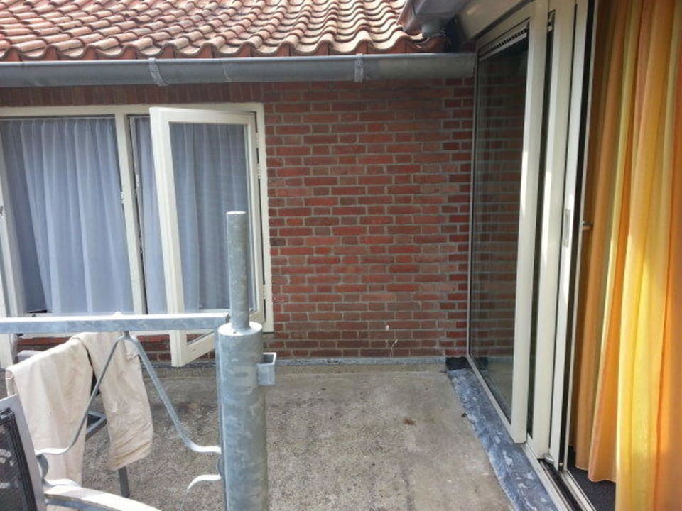 Rechts unser Terrassenausgang - dann direkt Nachbar Duinhotel Zomerlust