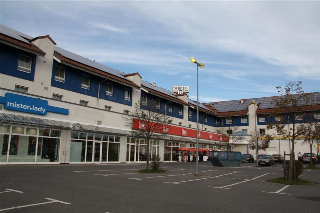 Parkplatz-Seite Hotel Center Drive Inn