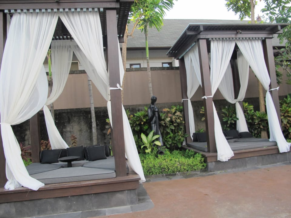 Sitzmöglichkeiten am Pool The St. Regis Bali Resort