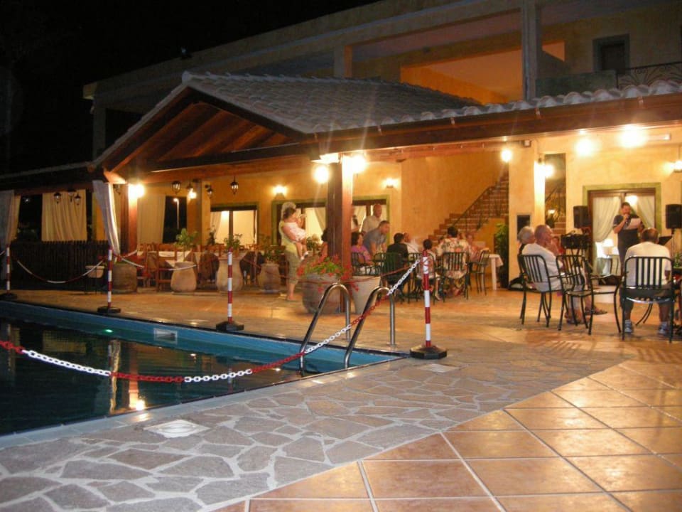 Вечер iH Hotels Villasimius Le Zagare Resort