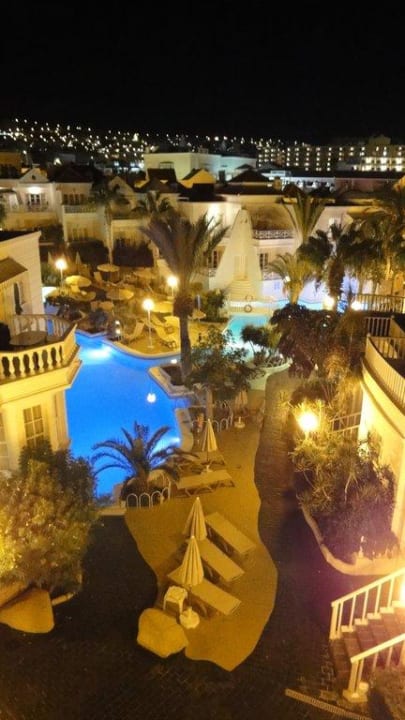 Hotelanlage abends Lagos de Fañabé Beach Resort