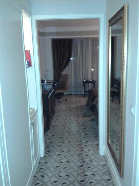 Links Schrank, rechts Bad Hotel Crowne Plaza Istanbul Asia