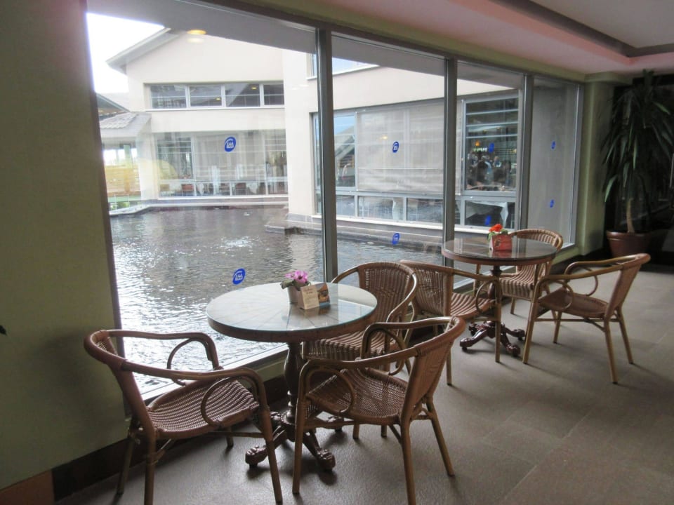 Rechte Seite der Bar.Sehr unbequem  Limak Lara Deluxe Hotel & Resort