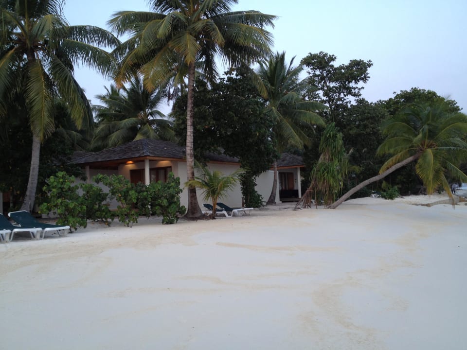 Es gibt sehr schöne Strandabschnitte Vilamendhoo Island Resort & Spa