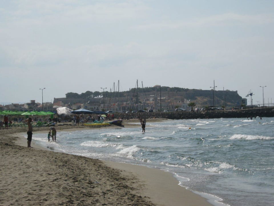 Am Strand mit Sicht auf den Hafen Aquila Porto Rethymnon Hotel