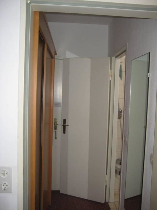 Zugang Zimmer und Bad. Wenn Badetür offen wird Ein Ferien Hotel Bad Malente