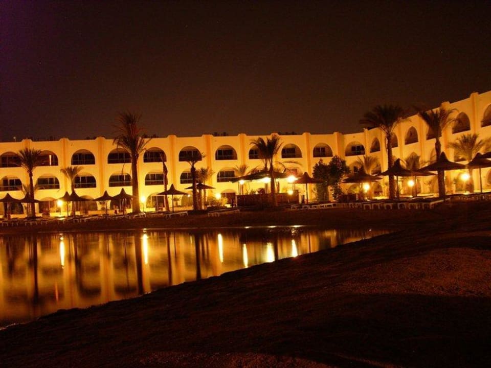 Hotel bei Nacht (Teilansicht) Arabia Azur Resort