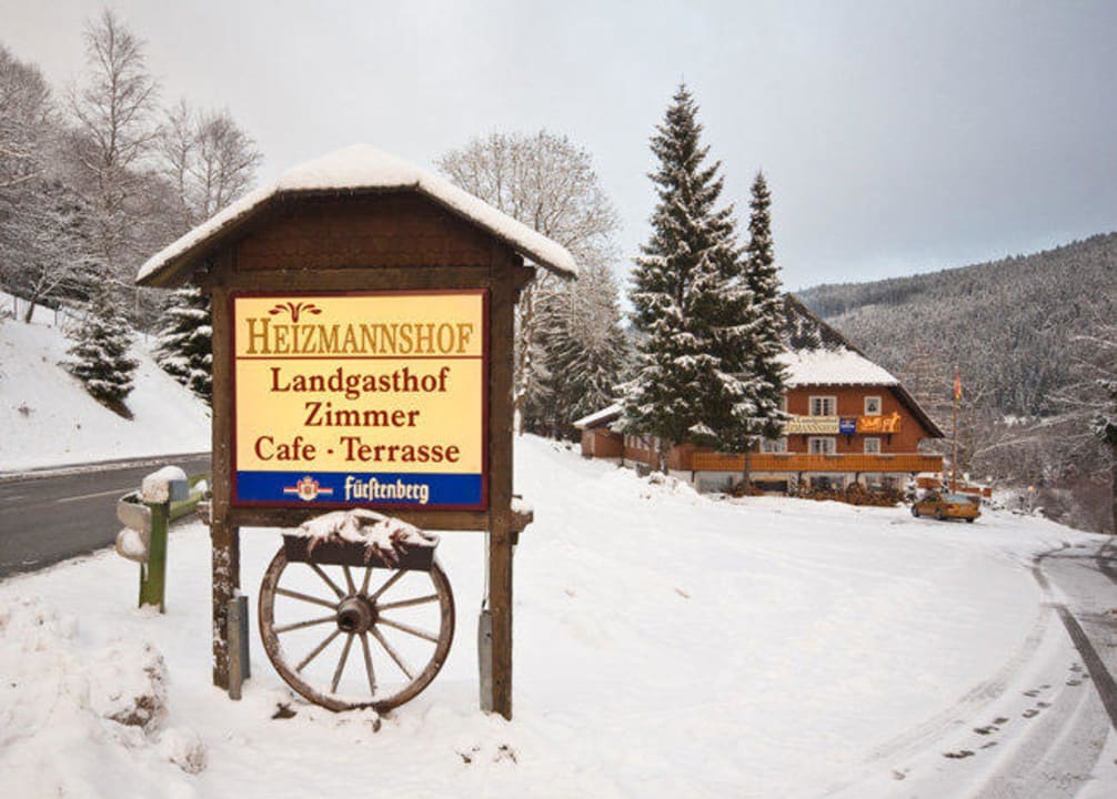 Privatzufahrt und Parkplatz im Winter Heizmannshof Hotel & Restaurant