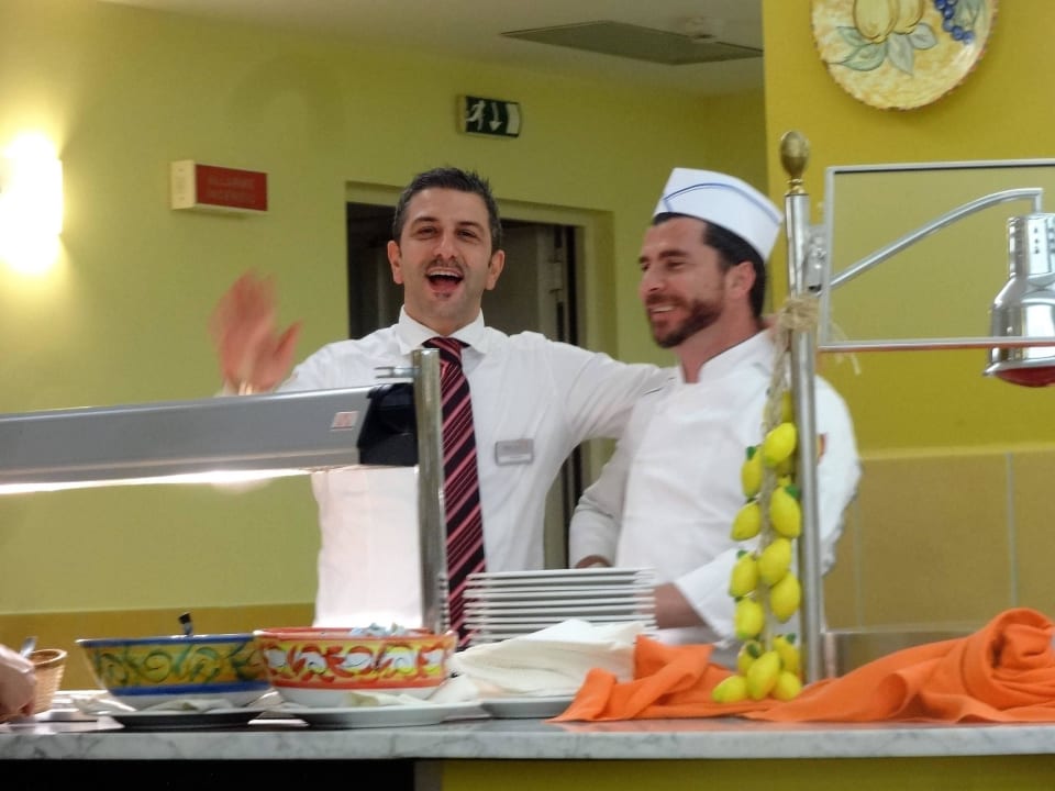 Gut gelaunte Köche VOI Baia di Tindari Resort