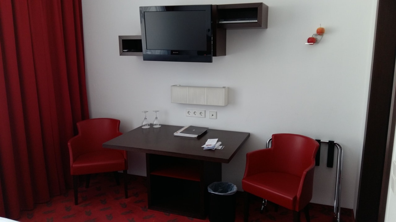 Tv, Tisch... Garner Hotel Klagenfurt – Moser Verdino