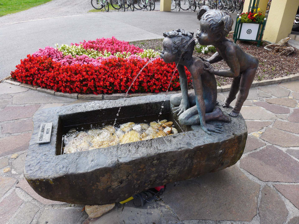 Kinderbrunnen vor Eingang Hotel der Wiesenhof