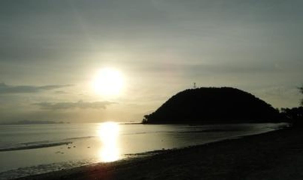 Sonnenuntergang am Hotel-Strand  Hotel Mai Samui Beach Resort & Spa