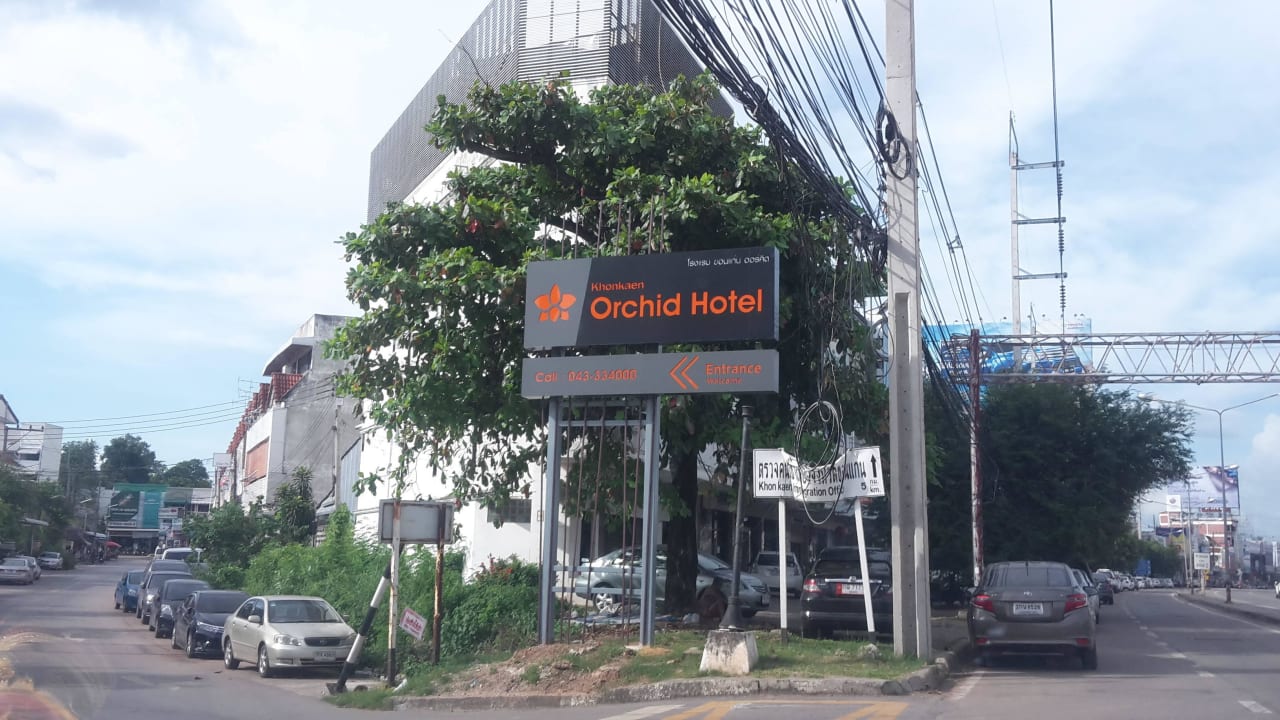Wegweiser an der Hauptstraße Hotel Khon Kaen Orchid