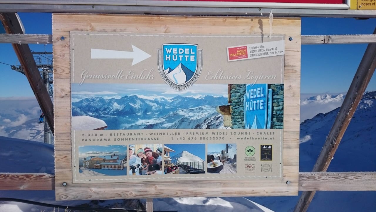 Wegweiser zur Hütte Wedelhütte Hotel & Chalet
