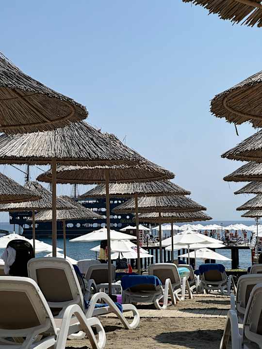 Strand Quattro Beach Spa & Resort