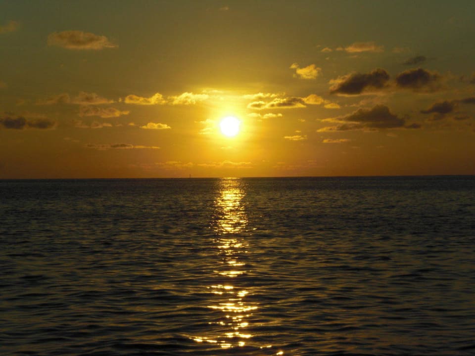 Sonnenuntergang vor unserem Bungi 131 NH Collection Maldives Reethi Resort