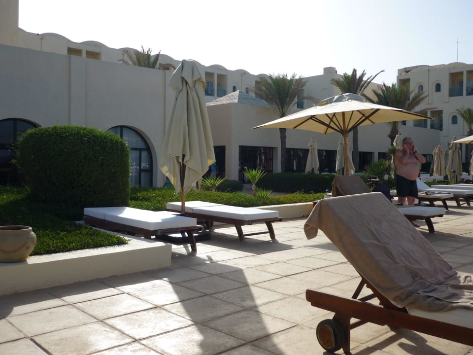 Chaises longues très confortables et parasols Ulysse Djerba Thalasso & Spa