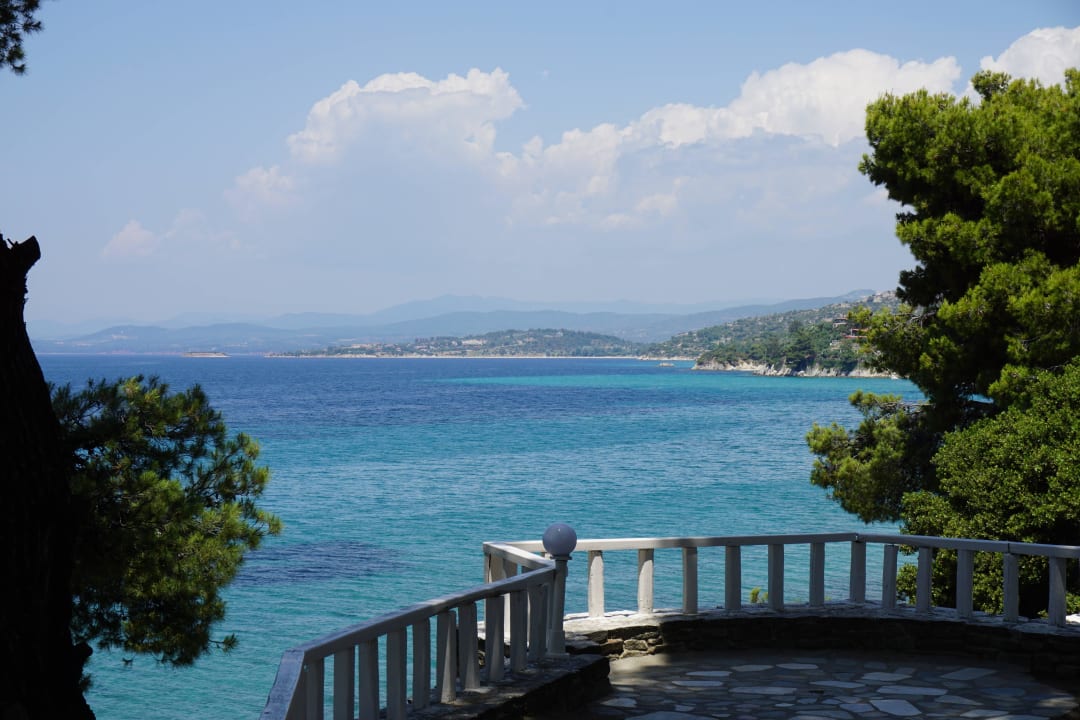Aussichtspunkt vorm Hotel auf das Meer und Strand Acrotel Athena Pallas