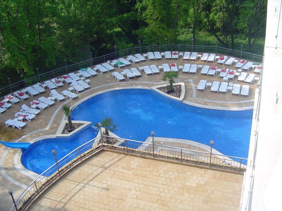 Pool von oben Hotel Holiday Park