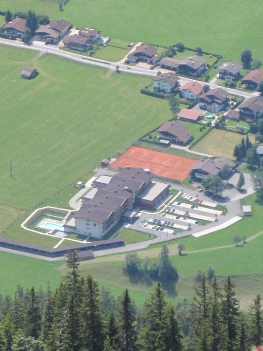 Das Hotel von den Bergen geknippst elaya hotel steinplatte