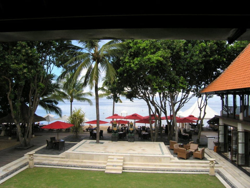 Blick vom Restaurant (rechts) zum Strand Puri Santrian